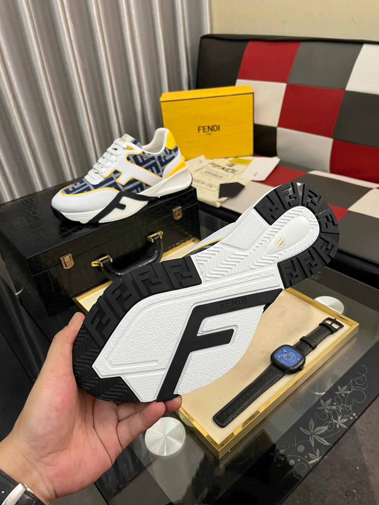 Men's men's shoes 💰560⌚️⌚️FENDI.•FENDI unique modern style sneakers. Counter purchasing🏃casual shoes😍😍 Original breathable fly-knit mesh imported from Italy (refuses to discolor and abrade feet) soles: Original soles specially provided by the original factory, super cool😍 French lazy style design ⚠️ Original quality, super comfortable and wear-resistant original soles. Code number: 38-442️⃣Colors available